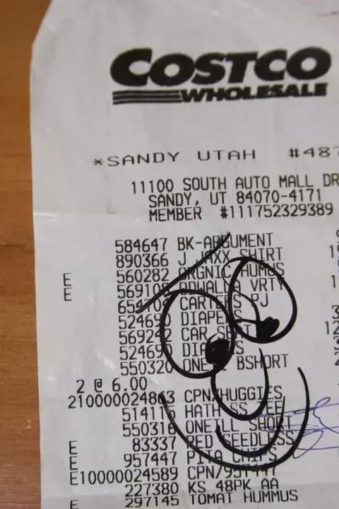 把随手丢弃的购物小票变成孩子们最珍贵的礼物，小镇因他而感动