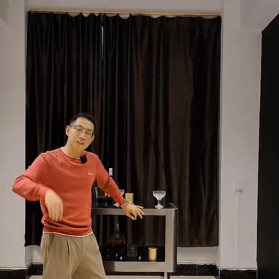 今天带来的是我们最新的产品,名字叫圆弧双层中空散台...