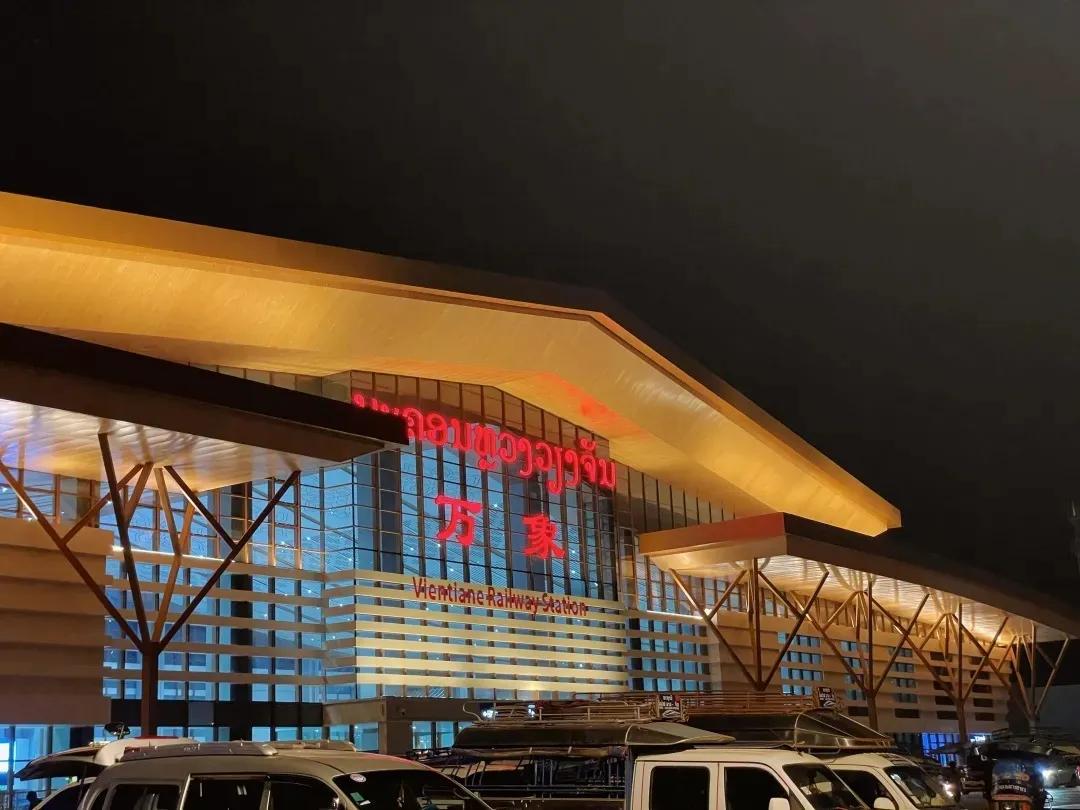 在老挝坐高铁,在老挝的中国高铁