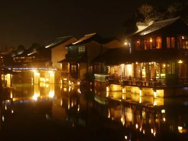 乌镇是个很美很美的地方,乌镇一个让人流连忘返的地方