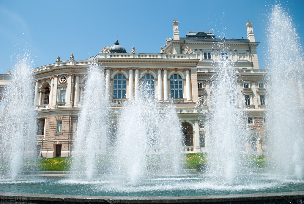 乌克兰和俄罗斯哪个国家大,乌克兰是一个什么样的国家