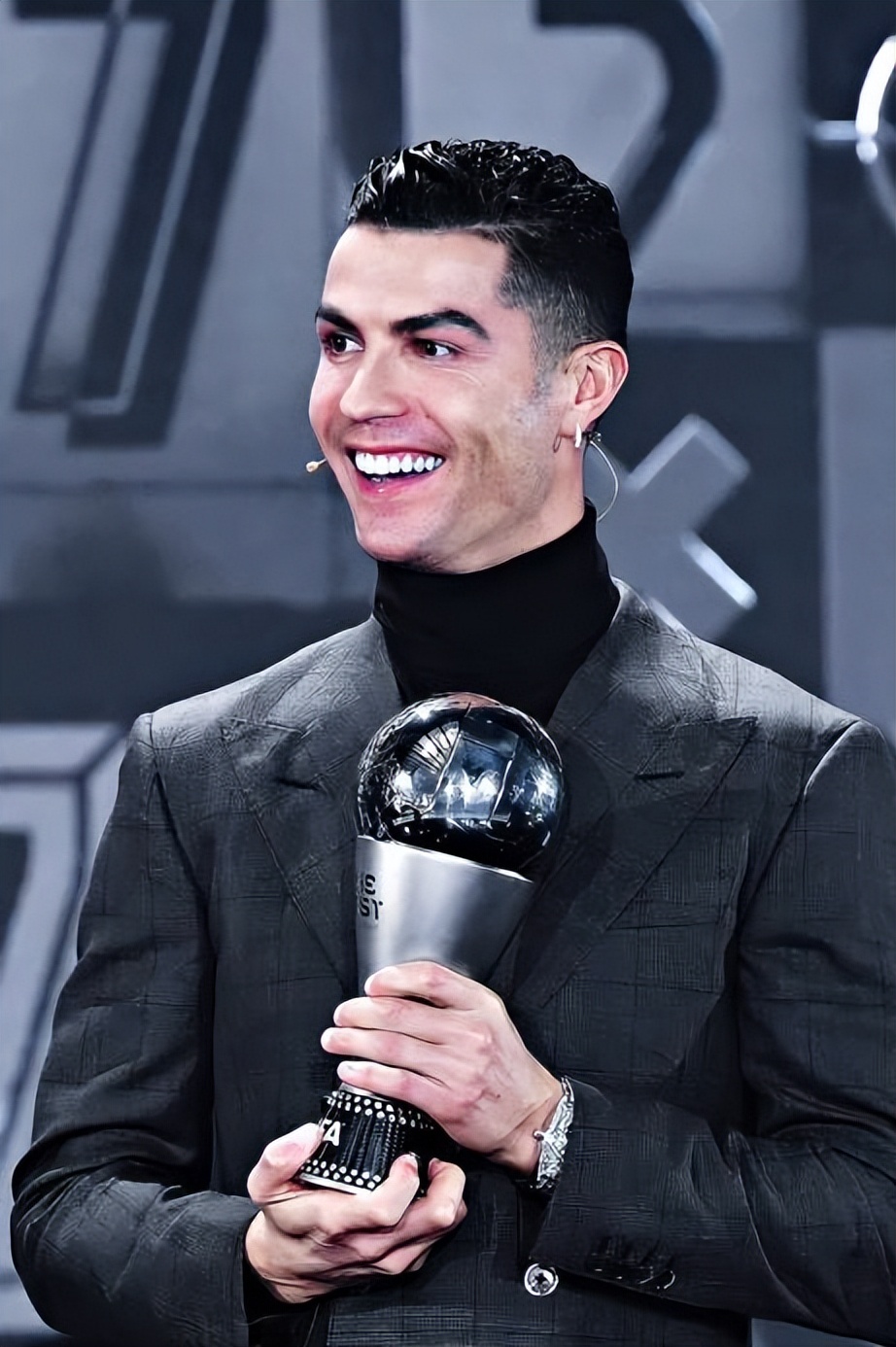 足球界颜值天花板c罗,足坛收入c罗断层第一