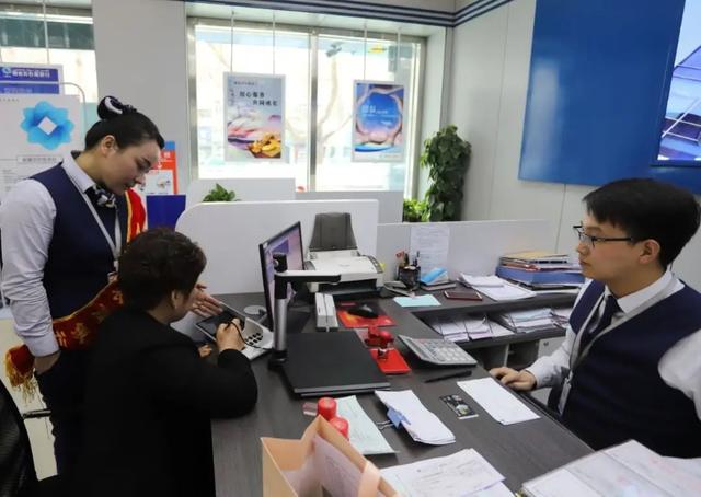 大学出来做前台，工资2800，无力改变，一女生的吐槽刺痛了多少人