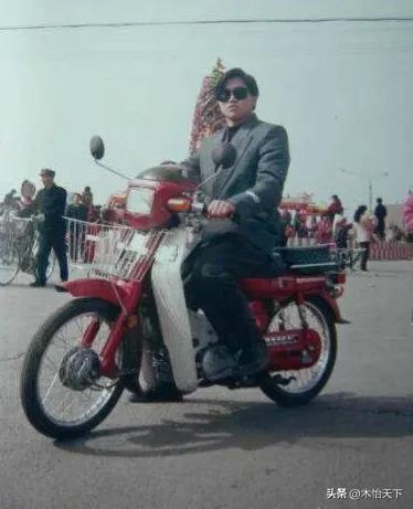 三十多年前的一张老照片,村里第一辆摩托车