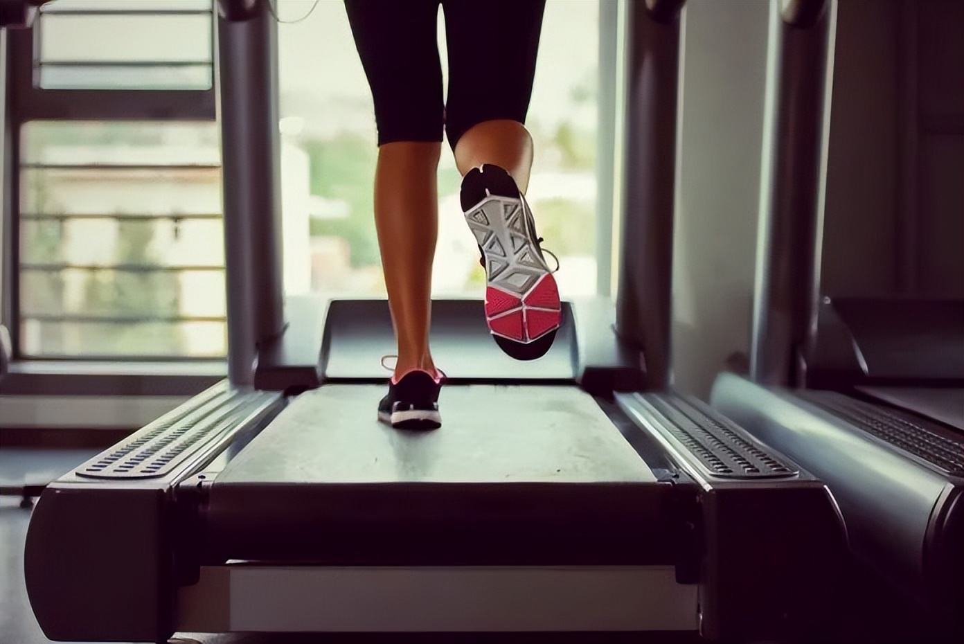 跑步机跑多久可以达到健身效果,跑马拉松在跑步机能练出来吗