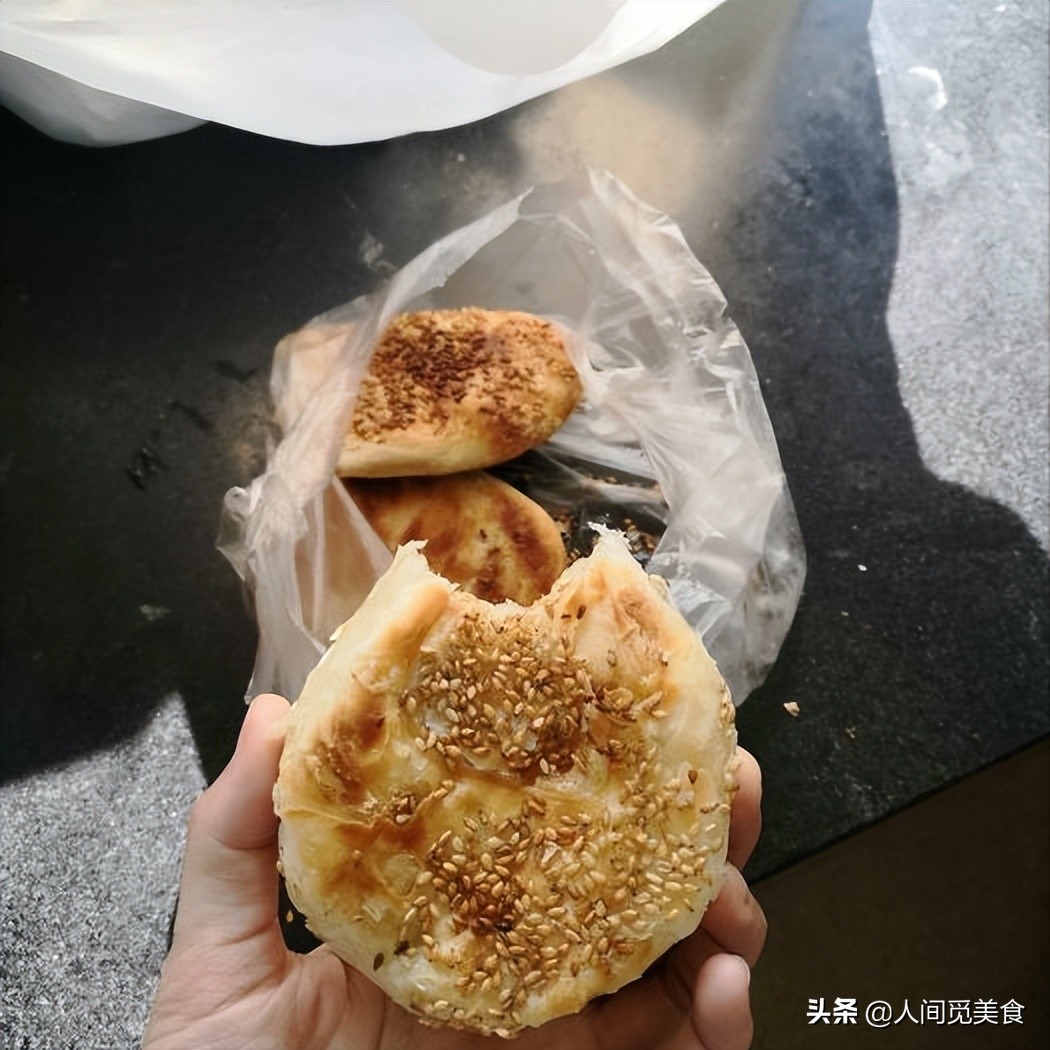 80后小夫妻摆摊卖饼,月入一万元勤劳夫妻摆摊卖饼