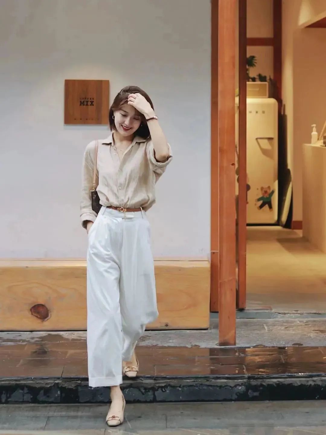 春夏流行的白裤子5种穿搭方法，清爽又自在