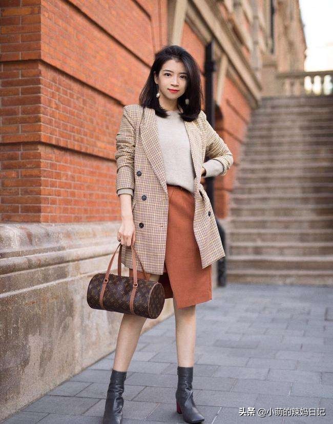 穿碎花连衣裙配什么样的鞋子好看,55岁女人穿黑色连衣裙配什么鞋子