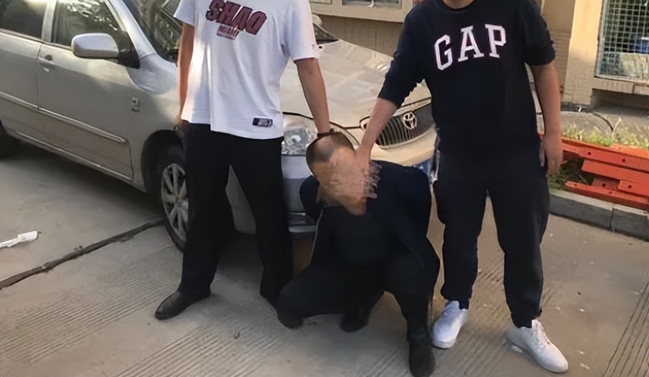 云南男子被妻子按摩到吐血，去医院检查，医生：你脑袋里插了把刀