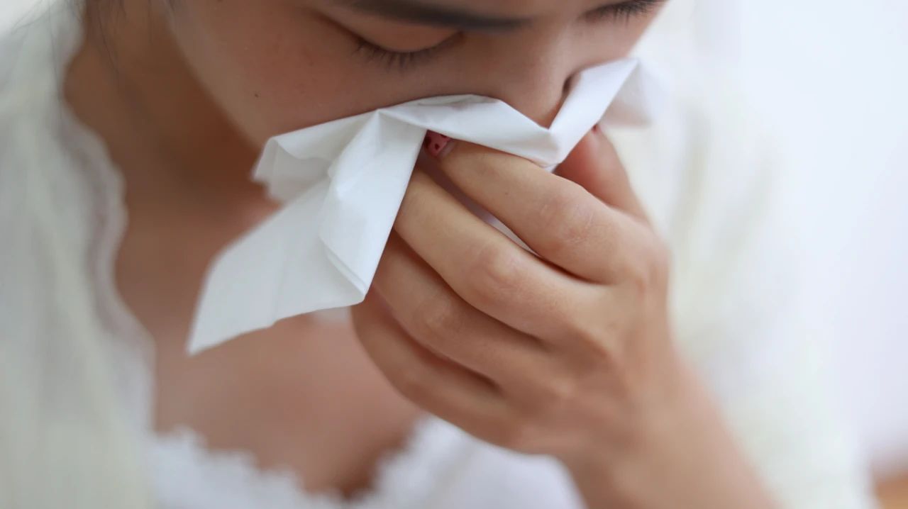 小儿过敏性鼻炎的症状有哪些表现,阴虚引起的过敏性鼻炎有什么症状