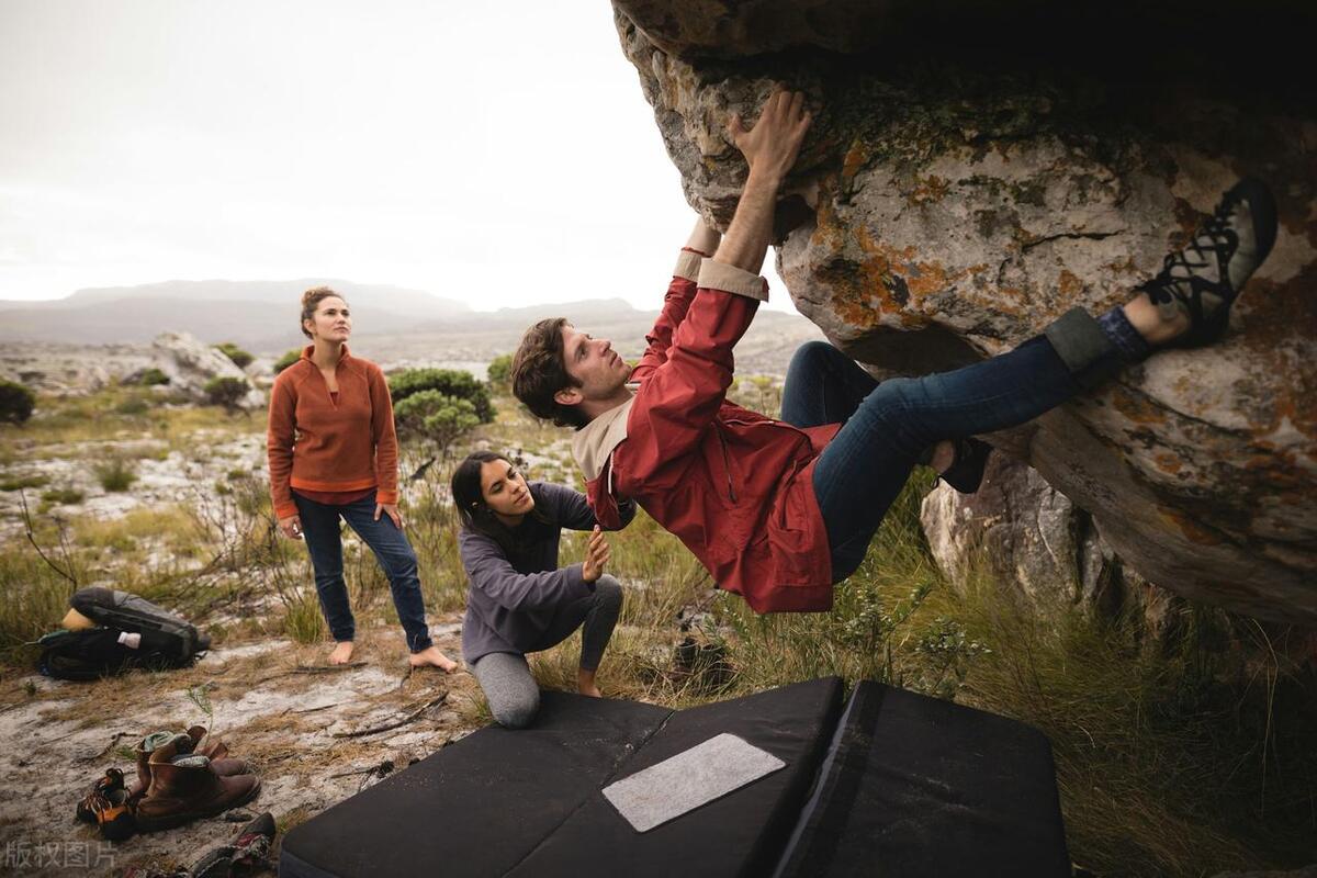 老话说有钱不求两地没钱不求两人,俗语有钱不去两地没钱不求三人