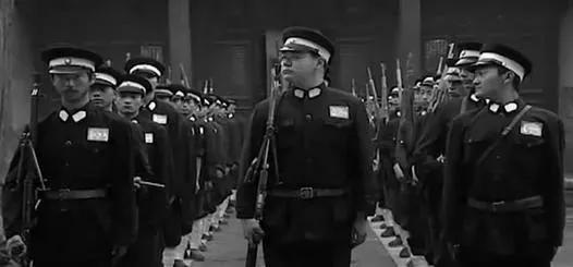 八岁乡下男孩遭遇可怕的一天，赶场路撞土匪，上街目睹杀人全过程