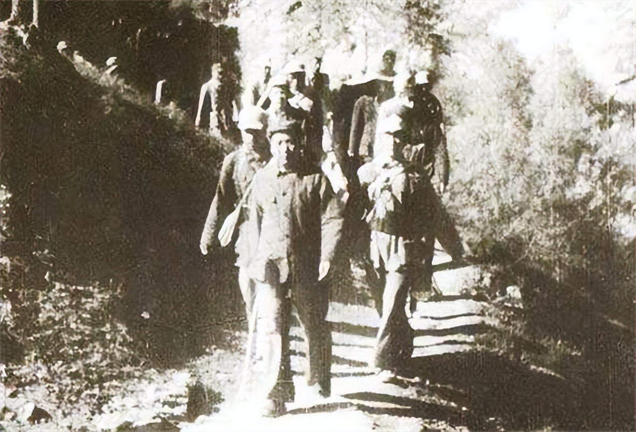 1936年，邓华缴获五箱白金龙烟，只给主席一支，毛主席：财不外露