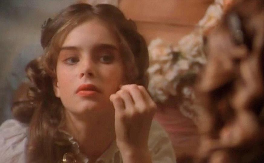 10岁她赤身露体，20岁又声称自己还是处女，“美国舒淇”裸照丑闻