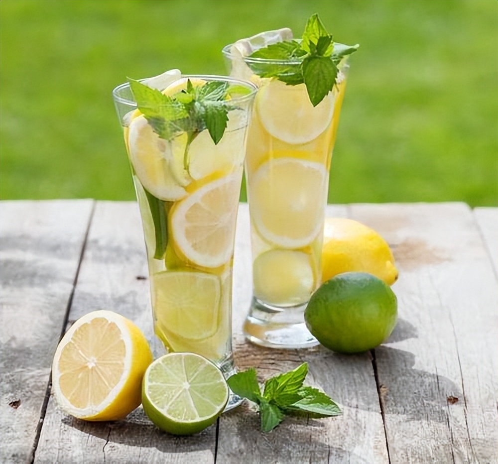 每天喝一杯柠檬水会怎么样 (每天可以喝一杯柠檬水吗)