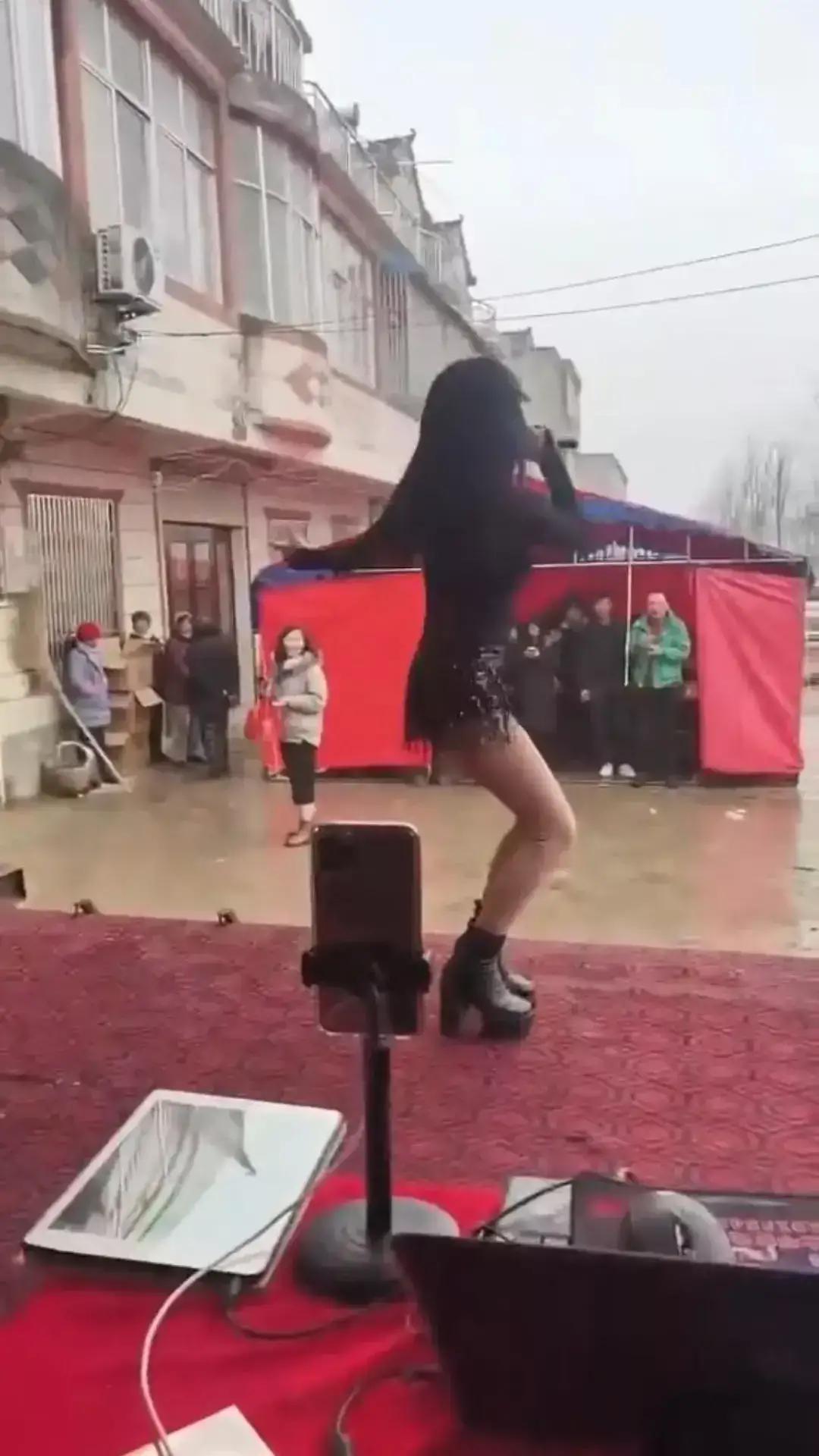 生活不易小女子卖艺,生活不易姑娘卖艺