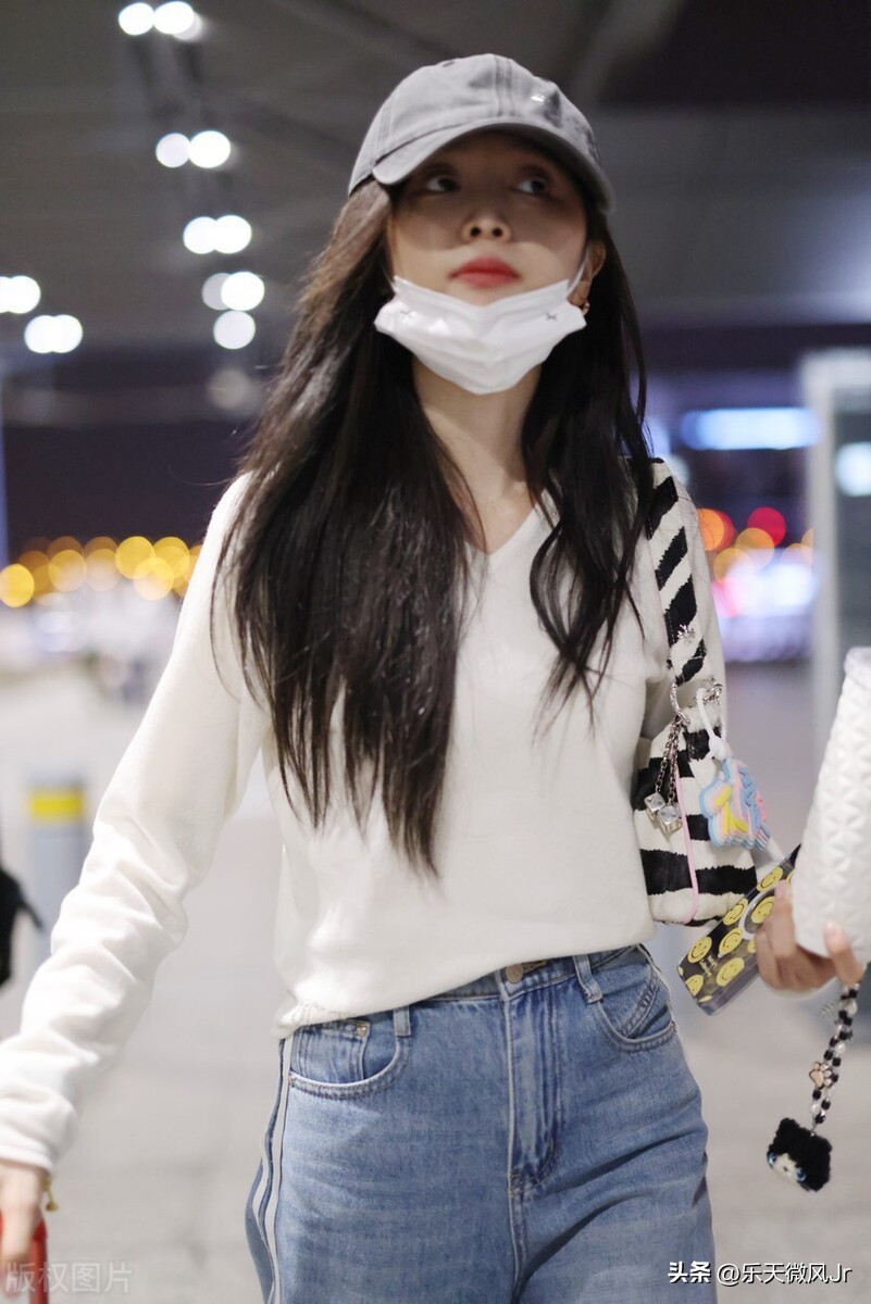 吴宣仪白色长袖上衣+阔腿牛仔裤+棒球帽随性简约