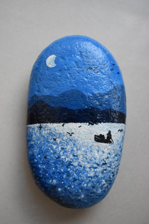 给石头以“生命”，用石头“说交通”，这个宣传很别致！