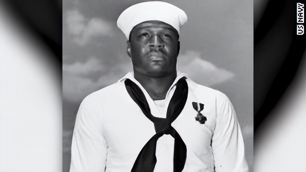 小鹰号，1972年海上种族骚乱的地点，正在前往废料场的途中