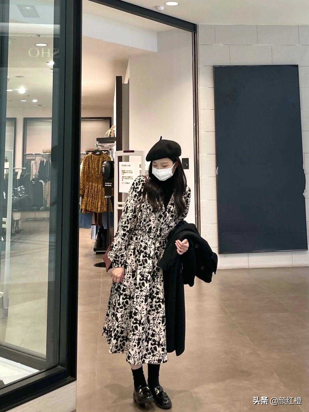 碎花裙开叉款大衣怎么搭配,大衣碎花裙搭配优雅大方有韵味