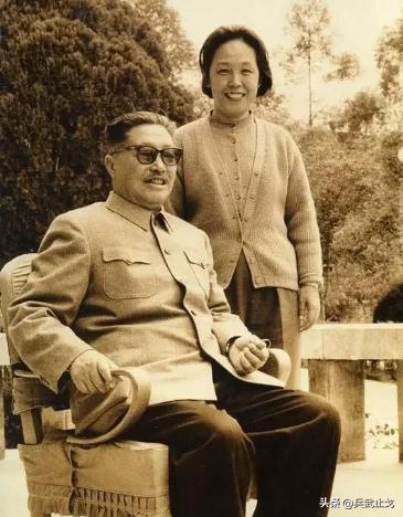 爱叨烟斗，爱留胡子，“两把菜刀闹革命”的元帅，贺龙一生