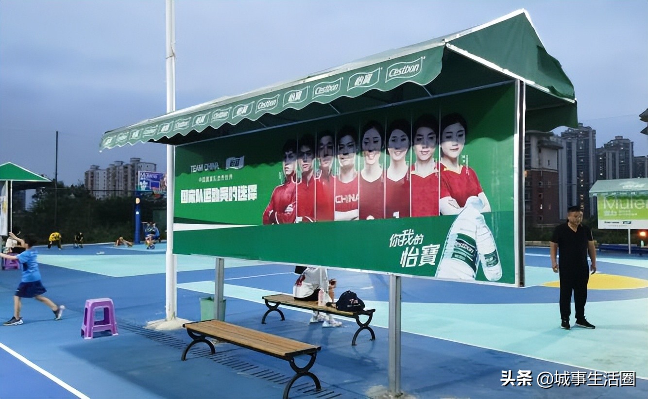 飞盘运动正悄然俘获年轻人的心,足球场地内玩飞盘