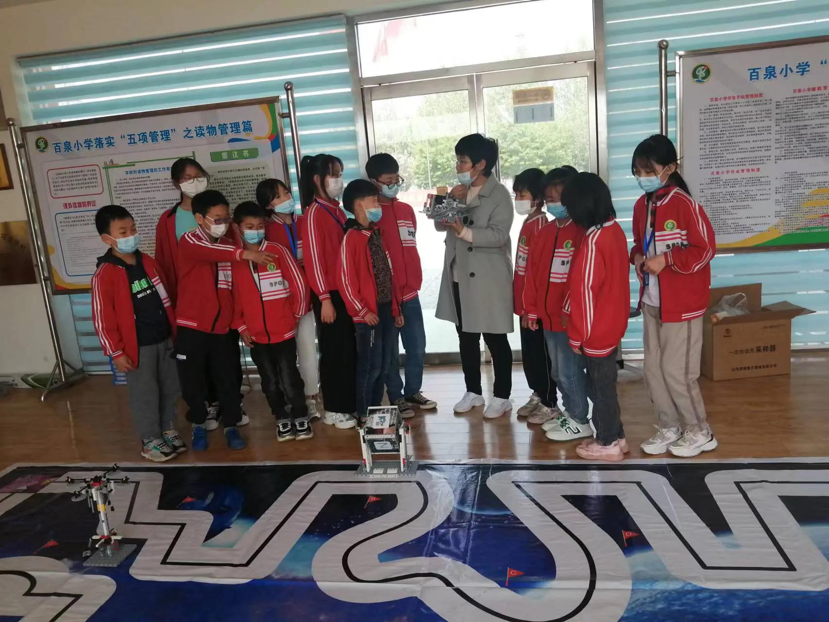 百泉小学课后服务“编程机器人”展特色