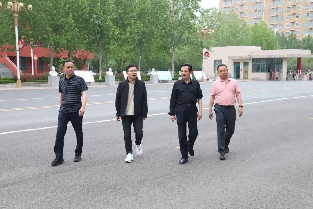 范县一中96级优秀校友著名励志专家房善朝来范县一中参观