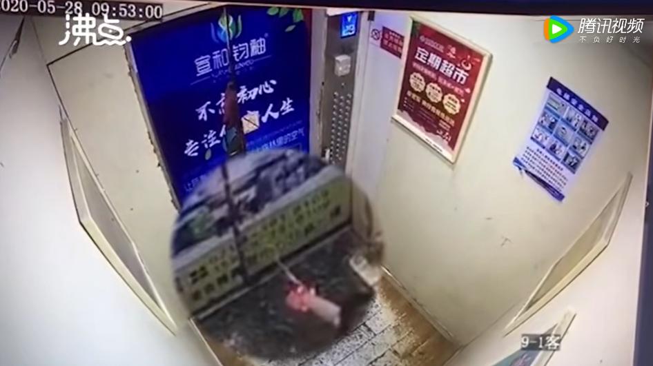 2岁女童被电梯100秒后摔下来,2岁女童从6楼摔下被90后接住