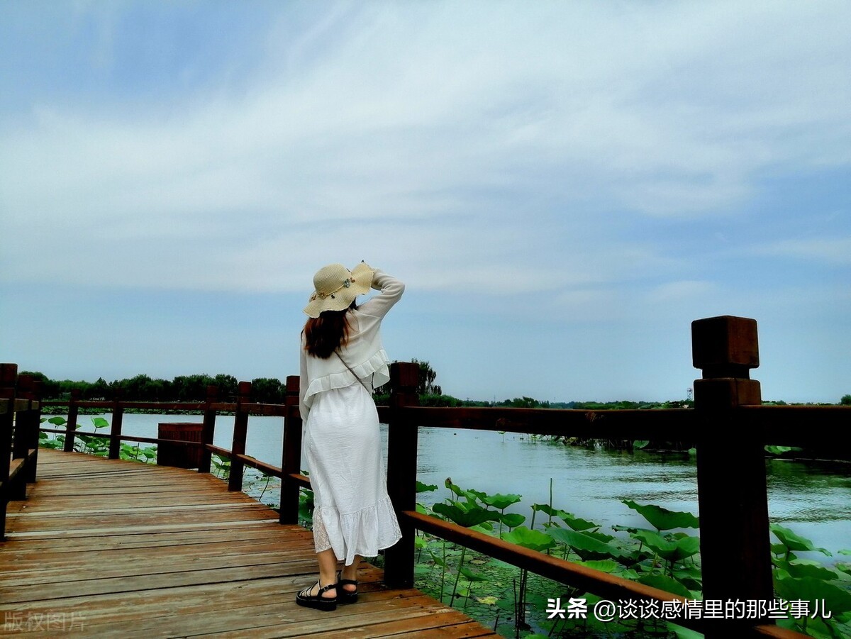 女人怎么暗示男人喜欢她,女人喜欢已婚男都有哪些暗示