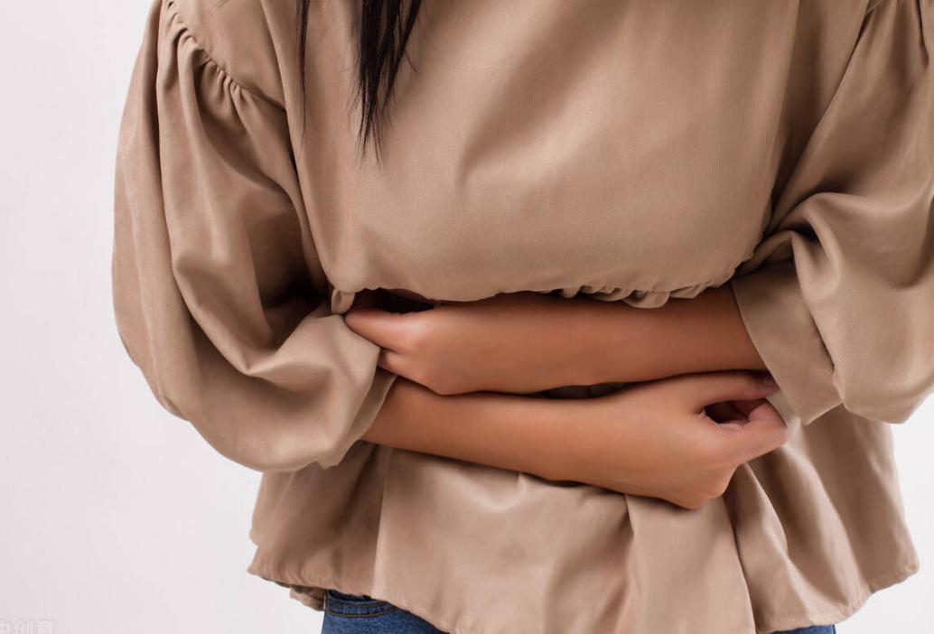 女子腹部痒，医生用镊子夹出16只阴虱！原来阴虱有4个传播途径