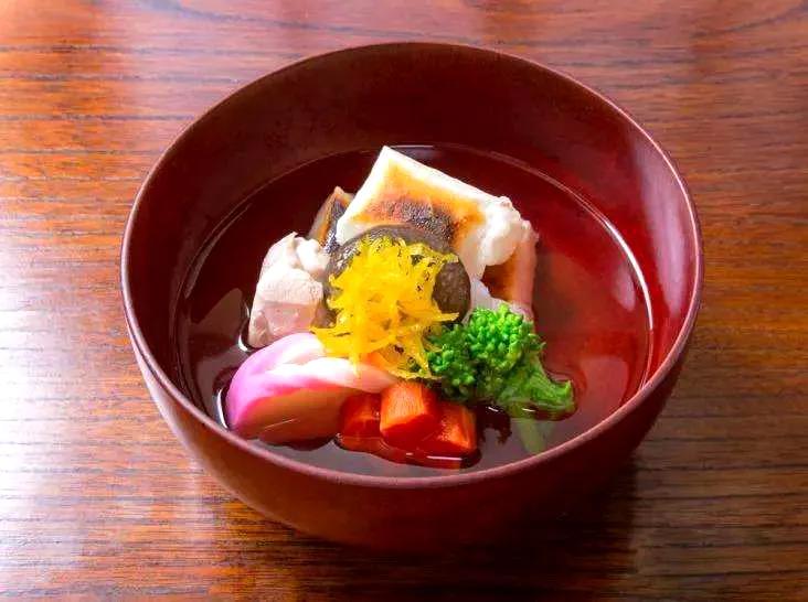 看春晚、喝屠苏酒、吃御杂煮...细数那些好玩的日本新年习俗