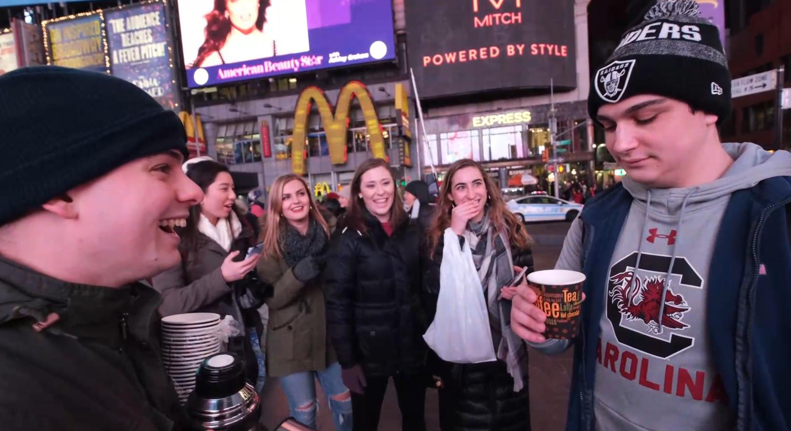 美国小伙觉得中国食物难吃，便用胡辣汤街头实验，结果被路人疯抢