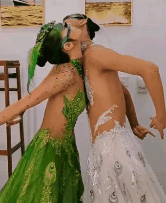 杨丽萍又惹争议，女演员摸*体下**，风格越来越诡异，网友直呼看不懂