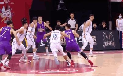 篮球犯规裁判怎么指示方向,篮球如何判罚罚球规则