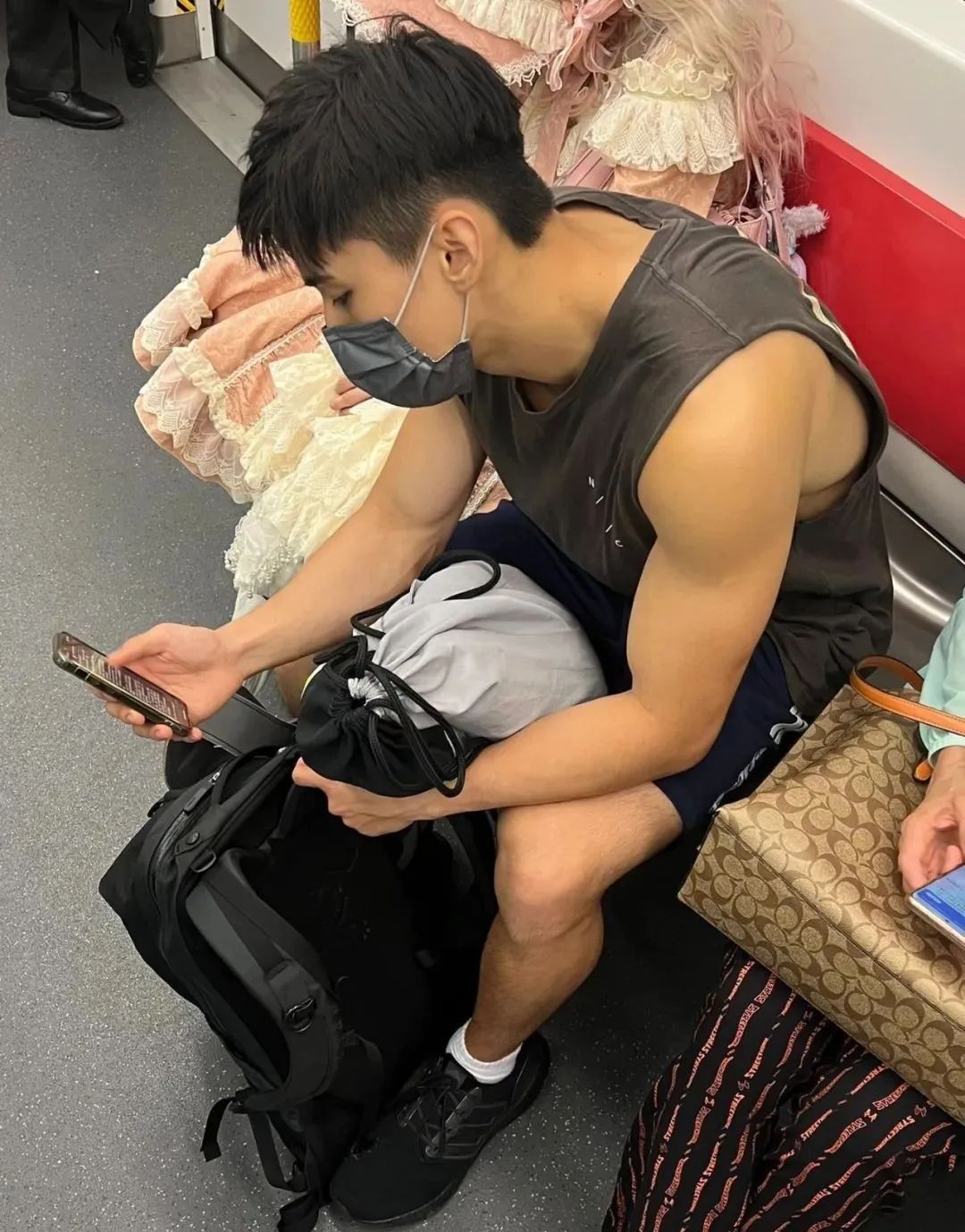 网友拍到穿校服高中生和青春擦肩,网友地铁上拍下的一幕