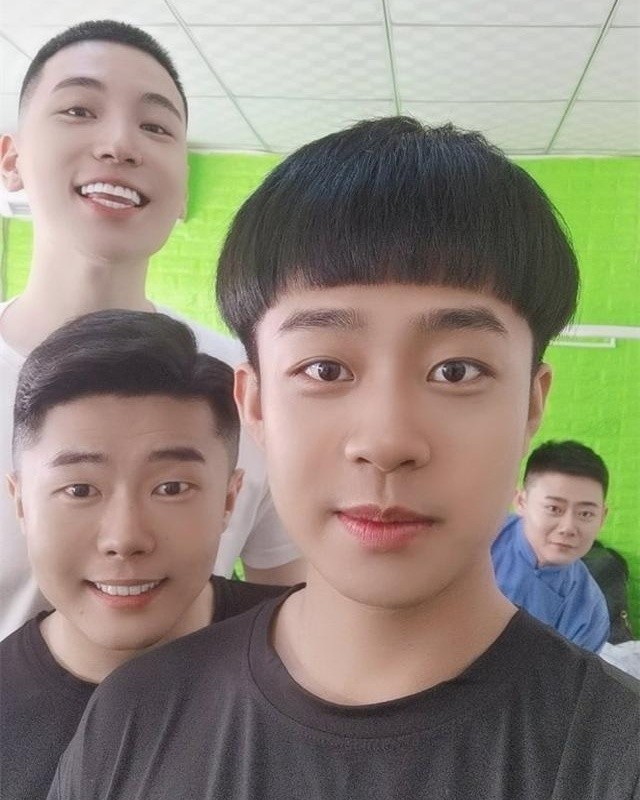 27岁德云社队长携女友逛街，坐在车内一同吞云吐雾，疑已同居试婚