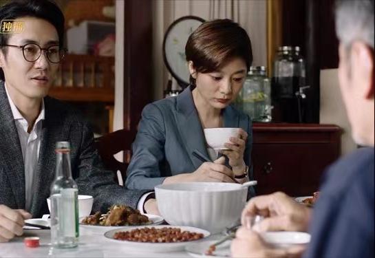 《妻子的选择》：亲妹跳楼，父母嫌弃，丈夫分居，她才最可怕