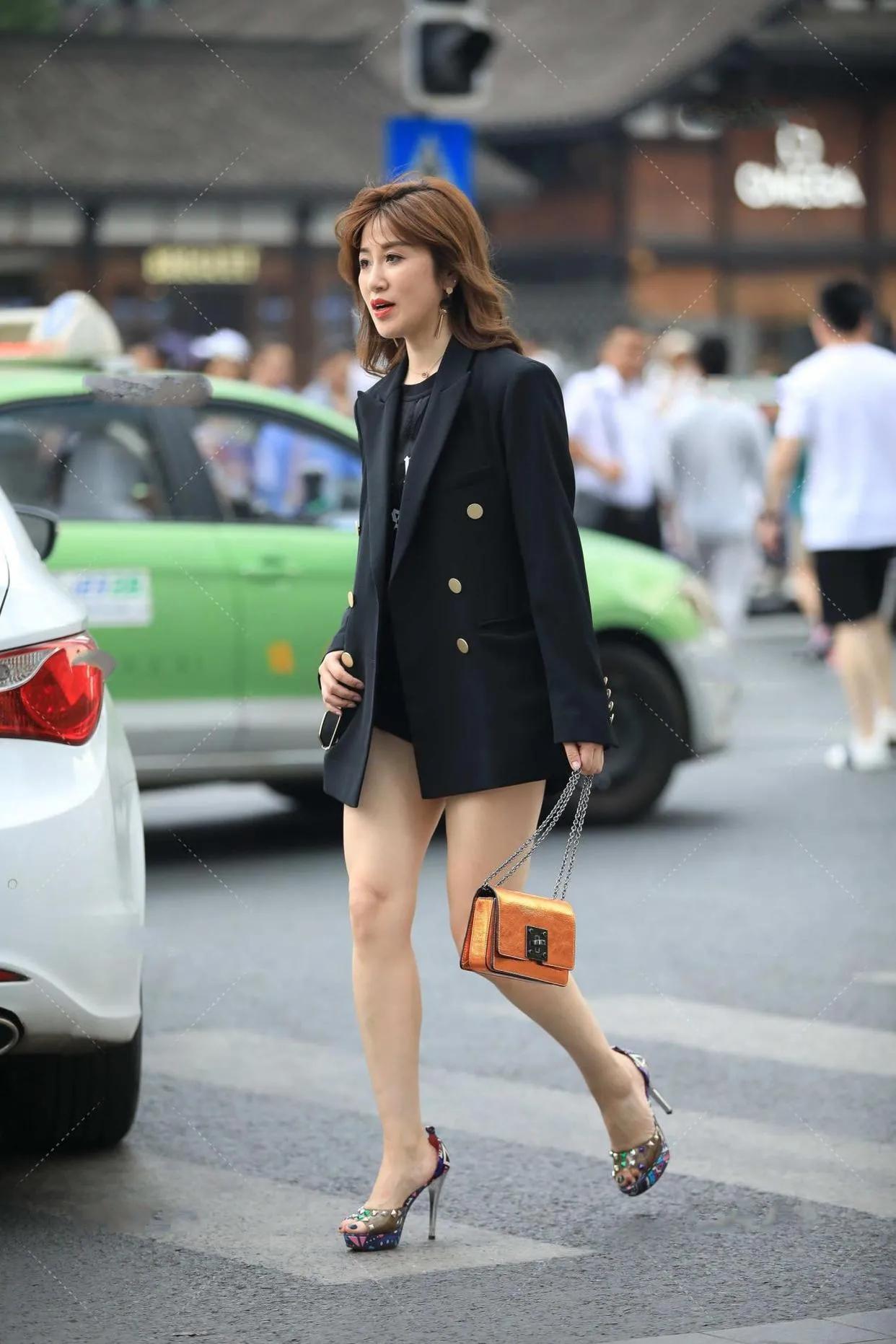 连体牛仔短裤搭配什么鞋好看,牛仔连体短裤搭配什么鞋