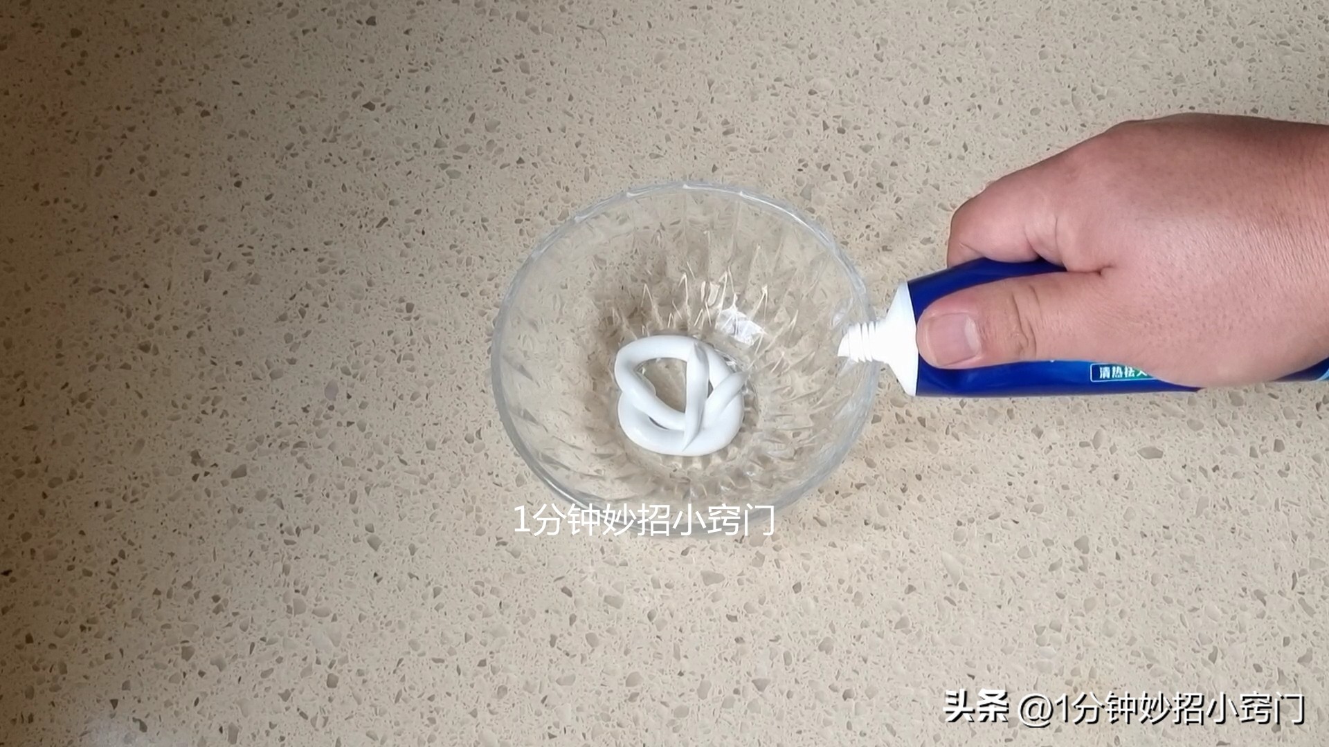 锅盖的油污怎么清洗,锅盖油污难清洗教你一招