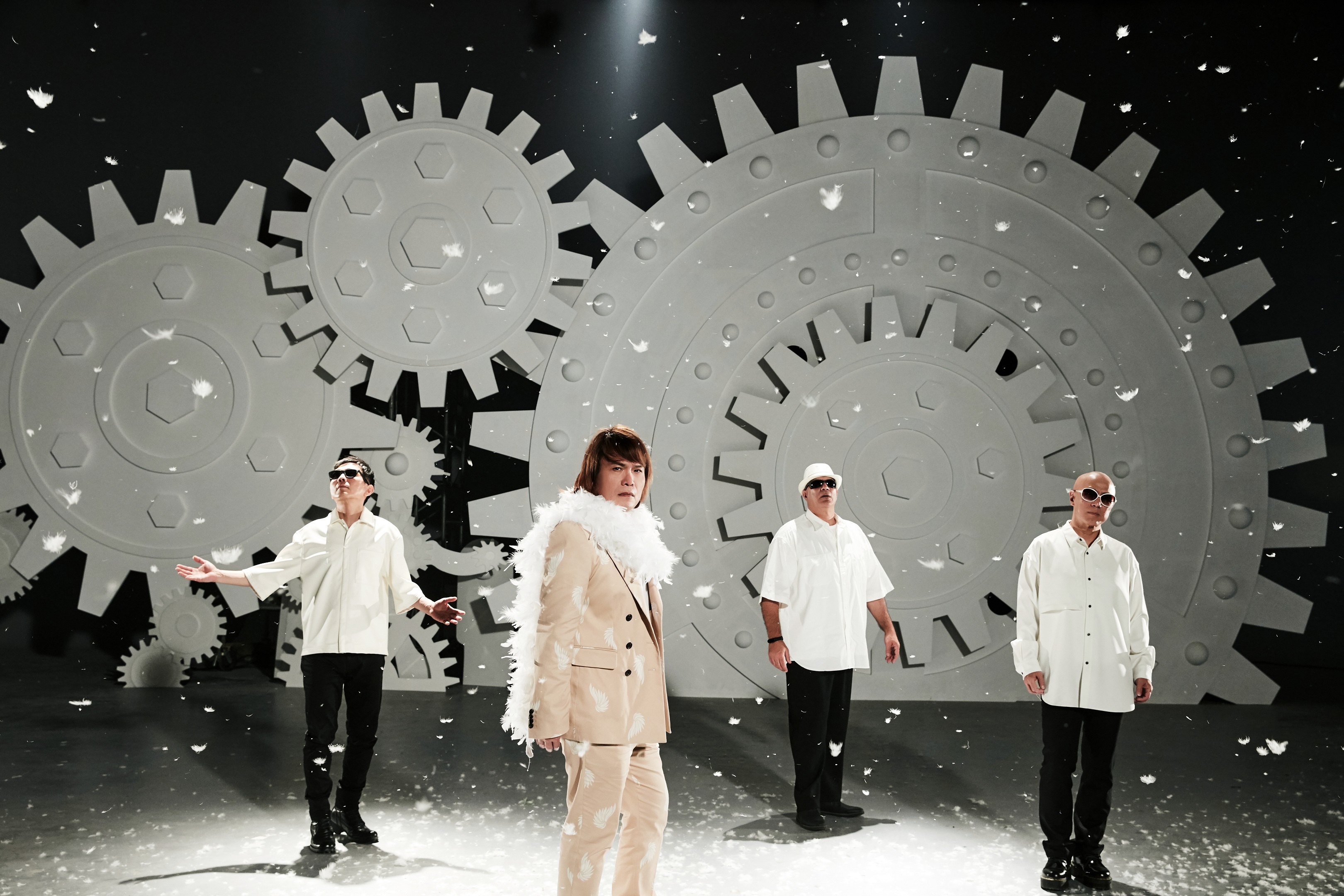 伍佰《纯白的起点》MV今首播白色幕布象征生命流动