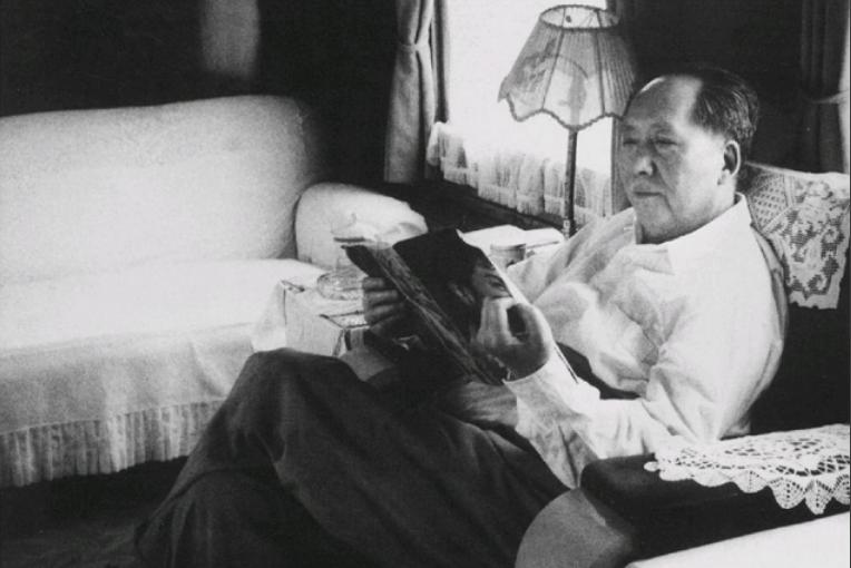 新中国成立前,*剑英叶**邀请中央入驻中南海,毛*东泽**拒绝:不做皇帝