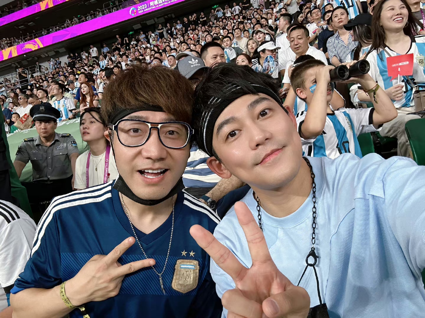 陈妍希和儿子看足球,陈妍希带孩子探班