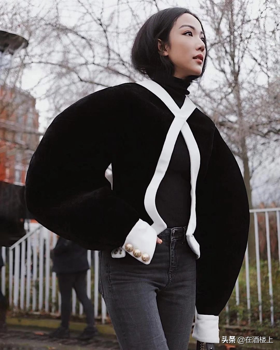 不用穿金戴银装饰自己,不用穿金戴银