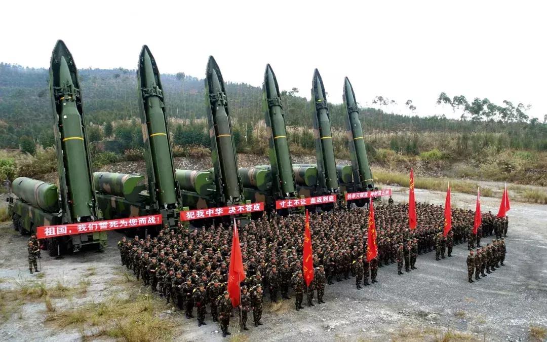 火箭军部队的路权有多高?为何导弹车经过的路段,都要战备戒严?