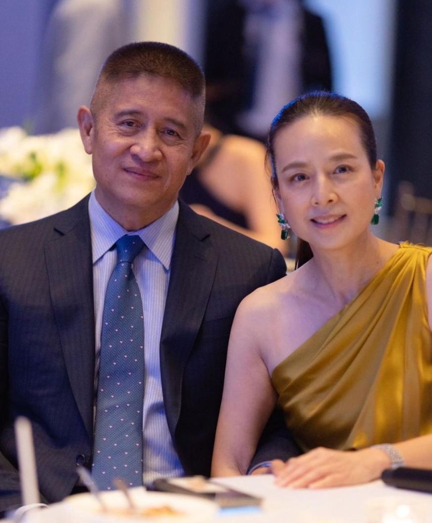 56岁泰国名媛：爱马仕随心背，带队打世界杯，还是泰王白月光？