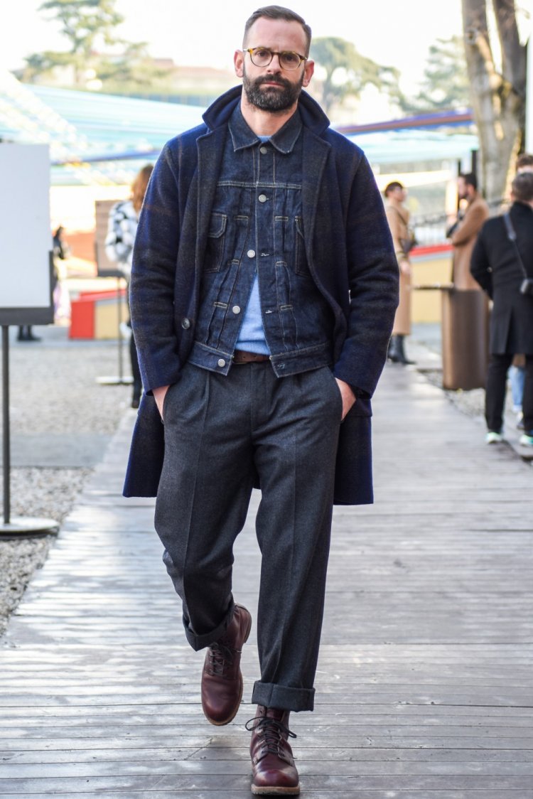 不是我吹，这优雅的灰色裤子，能为你的休闲装扮增添一抹亮色