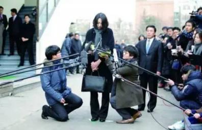 韩国财阀家族，姐姐逼停飞机妹妹水泼员工，原来和母亲息息相关