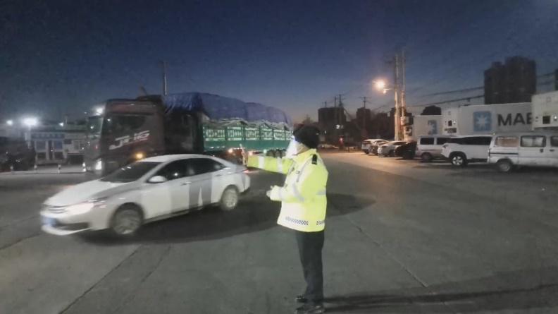 沈阳交警五项举措保障运输“生命线”守护百姓“菜篮子”、“米袋子”