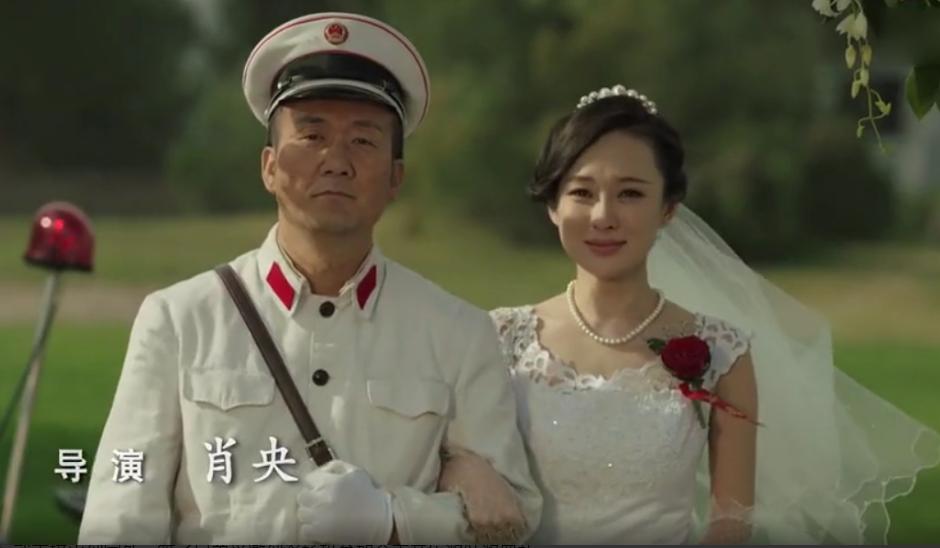 昔日爆红组合街头卖唱,曾经红极一时现在却卖唱的歌手